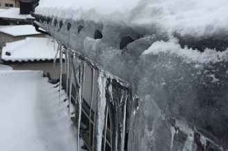 雪国のお住まいにおける氷柱の様子