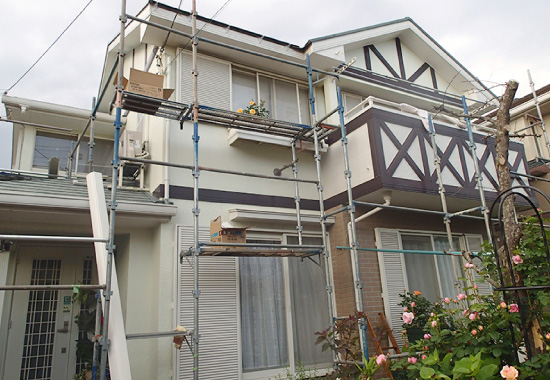 雨樋交換工事の足場仮設