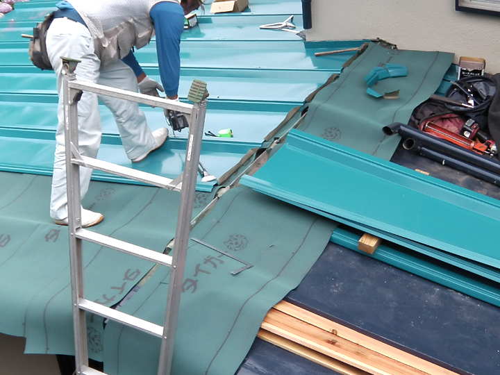 トタン屋根からの熱を軽減するには、断熱材入りの屋根材を使った葺き替え工事やカバー工法も選択肢に入れることをおすすめします