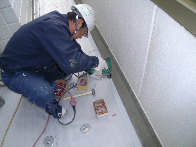 ベランダ床のシート防水工事の様子