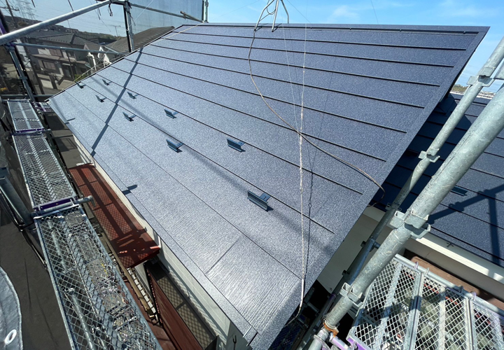 ガルバリウム鋼板屋根材を使用した屋根カバー工法が完成
