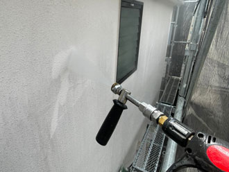 モルタル外壁を高圧洗浄する様子