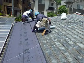 屋根カバー工法の施工の様子