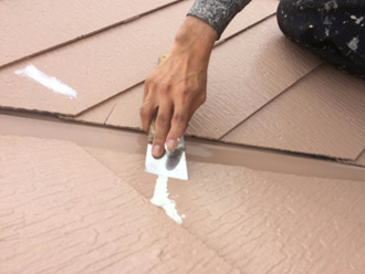 屋根塗装後のシーリングを使用したスレートのひび割れ補修