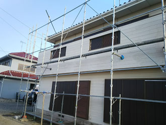 外壁塗装とシーリング補修工事を行う2階建て住宅　足場設置後