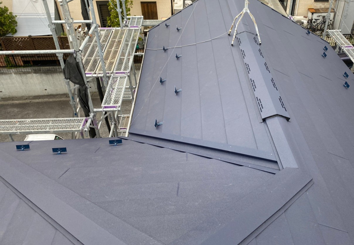 ガルバリウム鋼板を用いた屋根カバー工事が完了