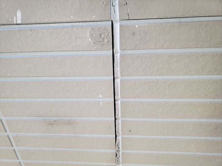 千葉市稲毛区宮野木町にてシーリングが劣化しているサイディング外壁の調査