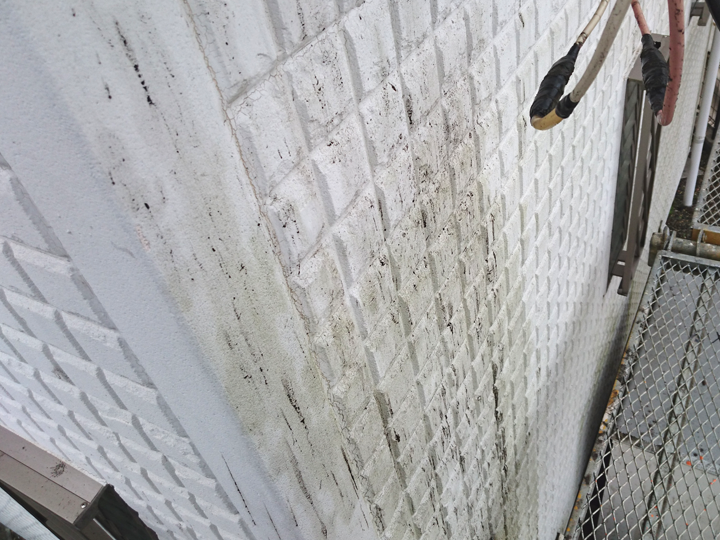 外壁の汚れはこうして防ぐ!原因・リスク・おすすめメンテナンス法を徹底解説!