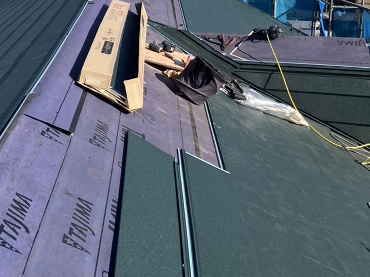 スーパーガルテクトを使った屋根工事の様子