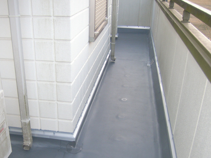 ベランダ床の劣化サインと対処法｜ひび割れ・水たまり・掃除のコツをわかりやすく解説