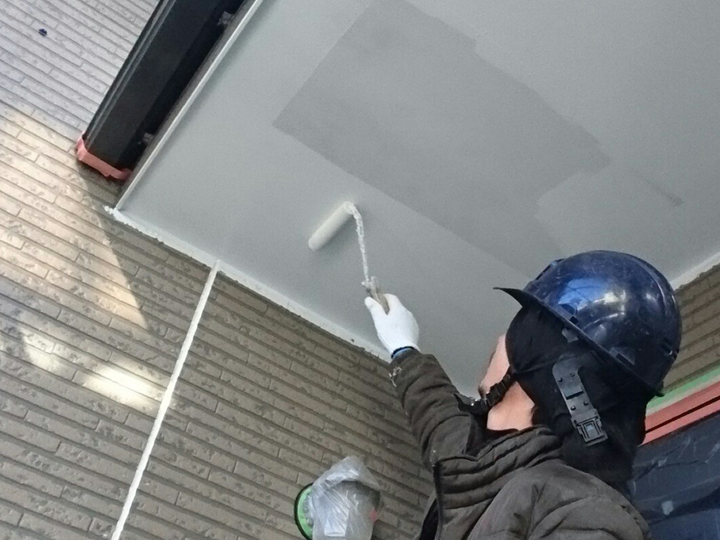 軒天塗装の様子