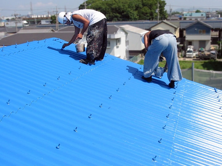 波板スレート屋根塗装の様子