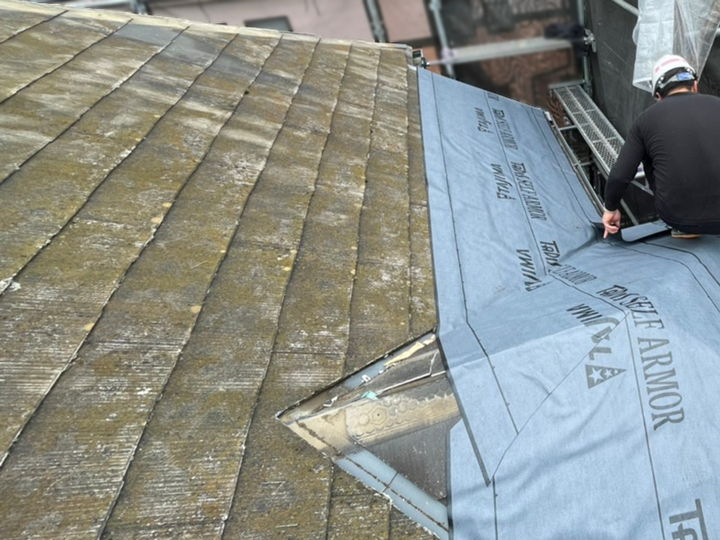 屋根カバー工法の様子