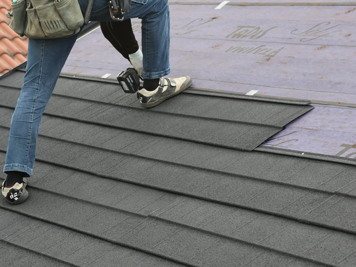 屋根のカバー工法の様子