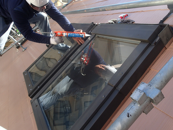 天窓のシーリング工事の様子