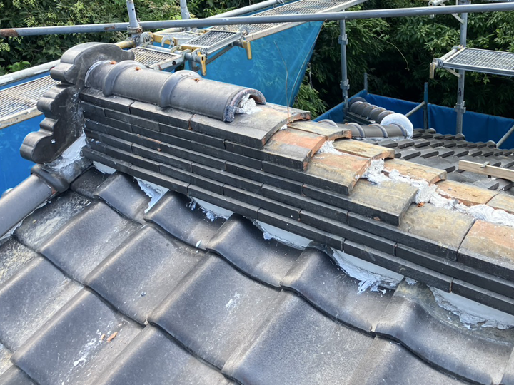 棟瓦取り直し工事の様子