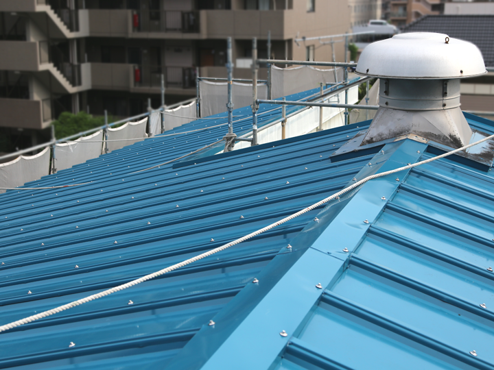 屋根の「勾配（こうばい）」とは、屋根がどれくらい傾いているかを表す角度のことを指します