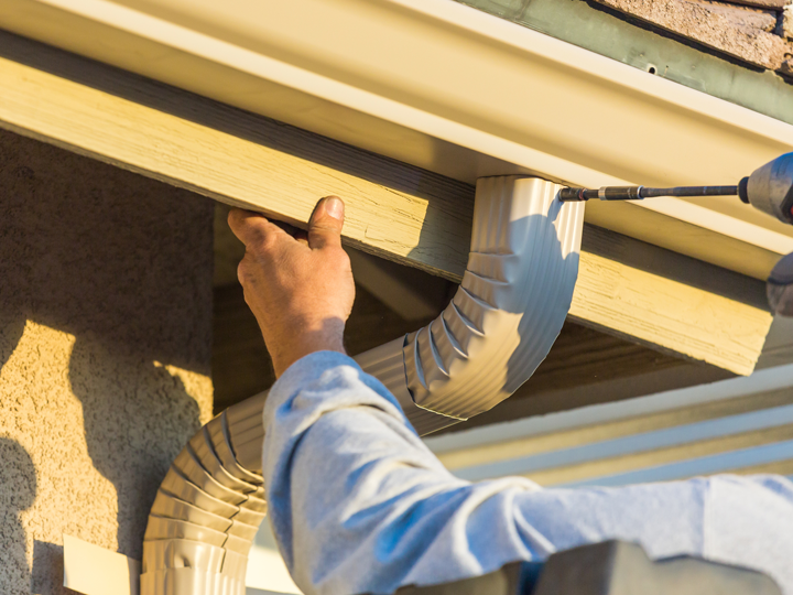 雨樋工事の様子