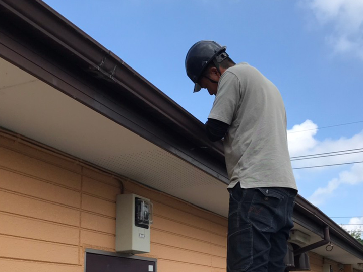 雨樋交換工事の様子