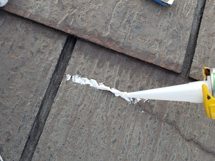 スレートのひび割れ補修の様子