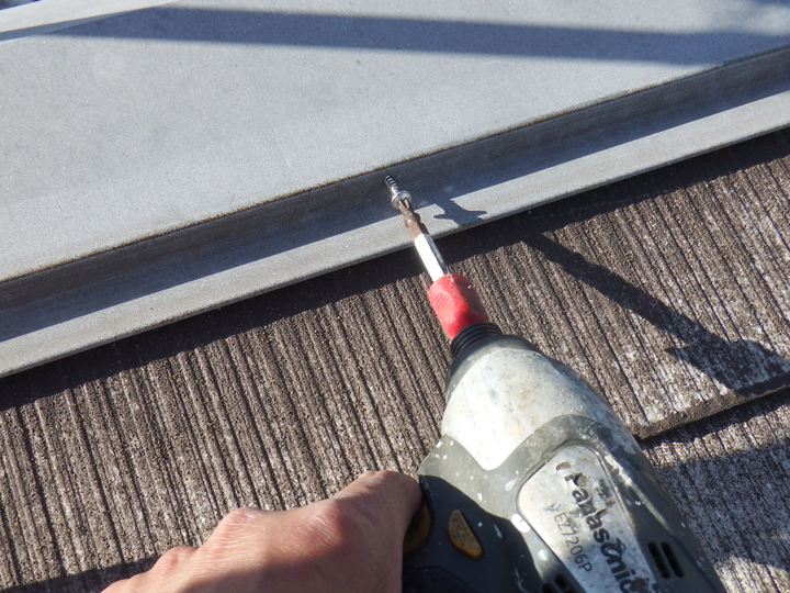 棟板金のビス増し打ち補修