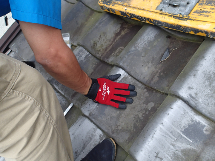 瓦の部分的な差し替え工事の様子