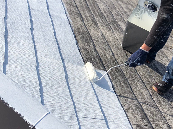遮熱・断熱塗料を使った屋根塗装の様子