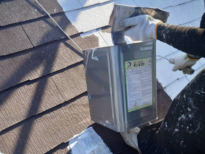 遮熱・断熱塗料のダンネストを使った屋根塗装の様子