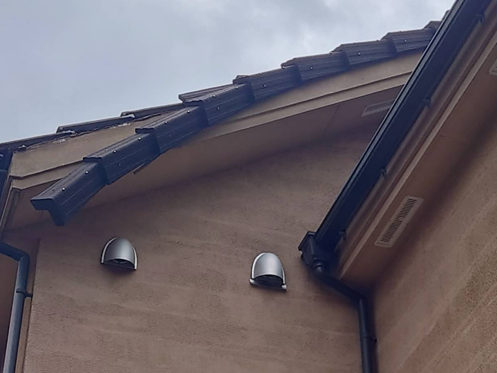 外れてしまったケラバの瓦