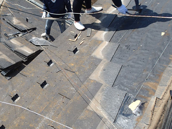屋根葺き替え工事で屋根材を撤去している様子