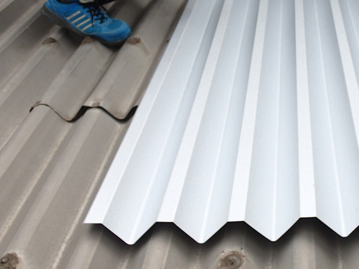 折板屋根のカバー工法の様子