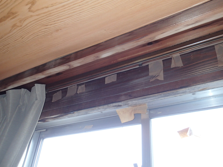 サッシからの雨漏りでできた染み