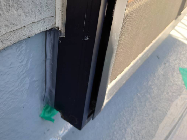 劣化が進んだサッシ周りのシーリング