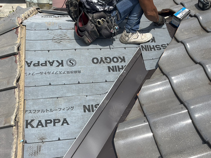 瓦屋根の葺き直し工事の様子