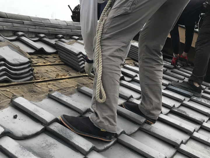 瓦を撤去している様子