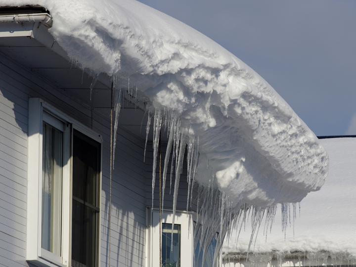 雪止めが設置されていない屋根で起こりやすいトラブル
