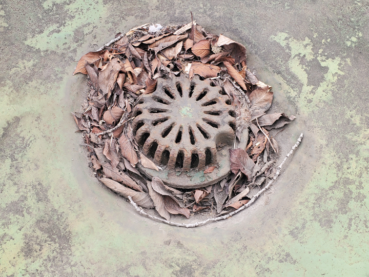 ベランダ排水溝のつまりに注意｜原因と放置リスク、日常対策を解説