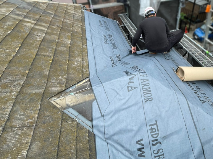 屋根の状態によってはカバー工法よりも葺き替え工事を行ったほうがいい場合がある