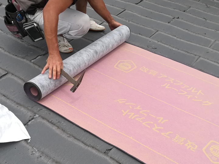 パミール屋根へのカバー工法の様子