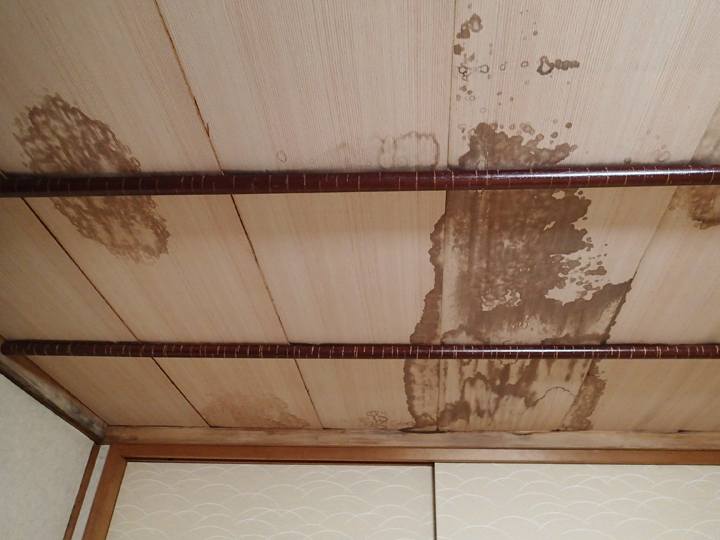 雨漏りが起きた天井の状態