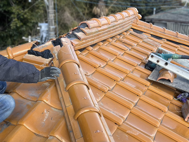 瓦屋根の棟取り直し工事の様子