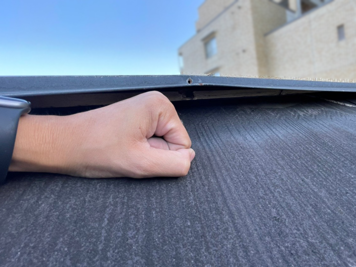 棟板金が浮いていると言われた際は、まずどの部分がどの程度浮いているのかを確認することが重要