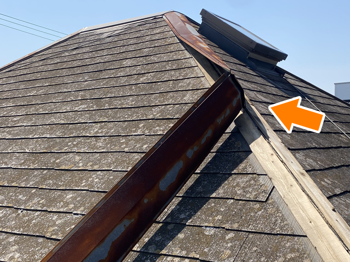 浮いた状態の棟板金を放置すると強風で捲れたりしてしまいます