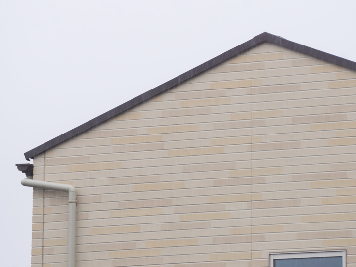 軒の出が短い「軒ゼロ住宅」では、外観がすっきりしている反面、雨や日差しの影響が出やすい