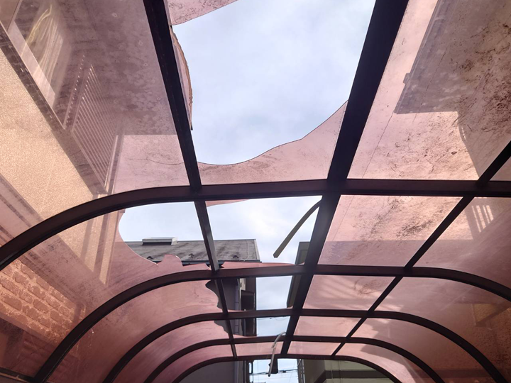 割れてしまったカーポートのポリカ屋根