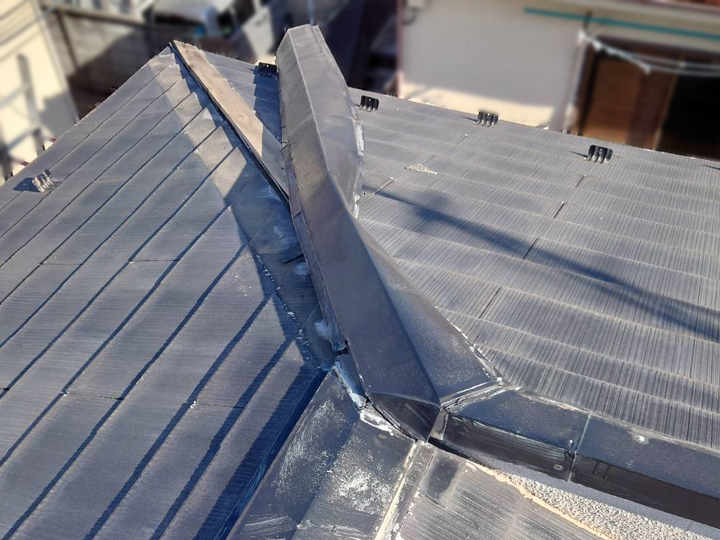 強風による棟板金の剥がれ