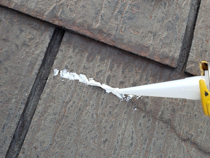 屋根材のひび割れにはコーキングでの補修が最適？屋根材がひび割れる原因と対処法を解説