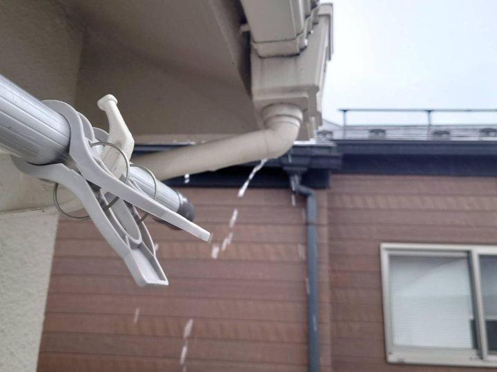 雨樋の不具合で、雨水が外壁側へあふれ出ている状態