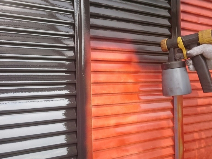 雨戸（シャッター）塗装の様子