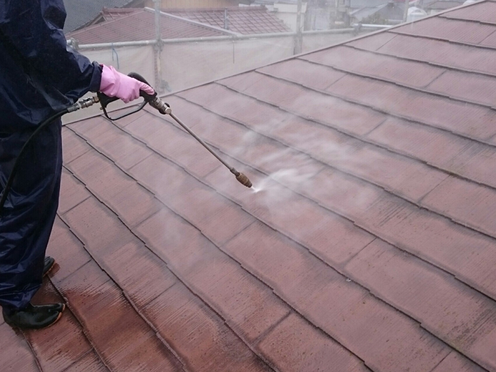屋根の高圧洗浄の様子